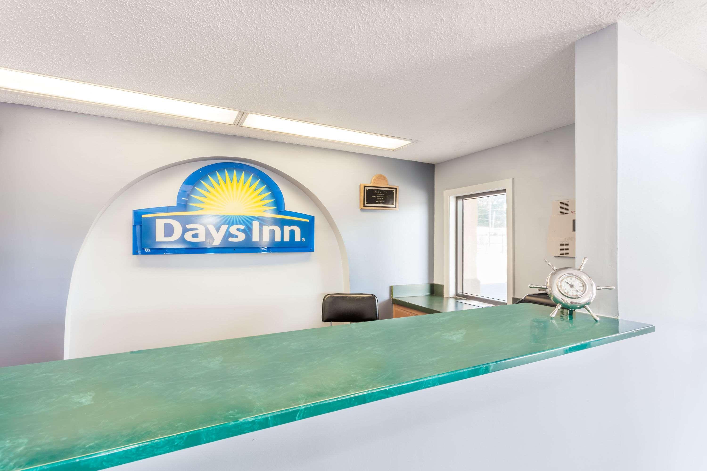 Days Inn By Wyndham Clinton Exterior photo